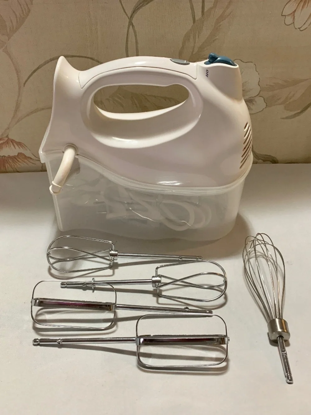 Hamilton Beach 6 Speed Burst Hand Mixer with Bowl Rest & 5 Beaters #62695 White